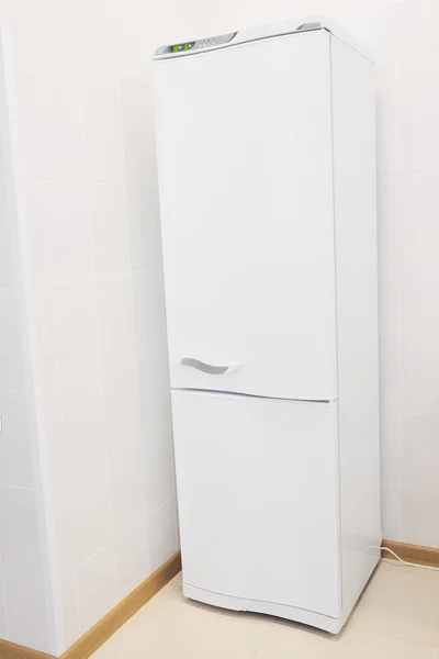 Bilden av vitt kylskåp — Stockfoto