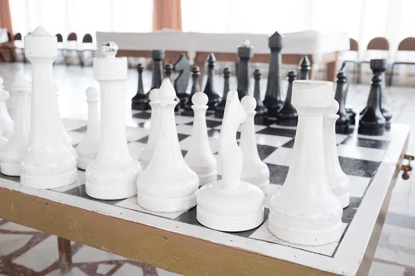 Ajedrez con objetos de ajedrez — Foto de Stock