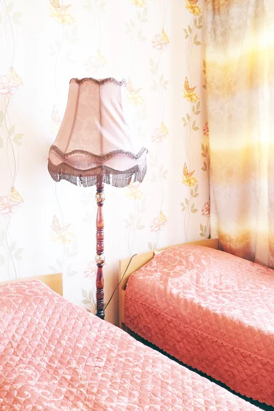 Twee bedden in motel kamer — Stockfoto