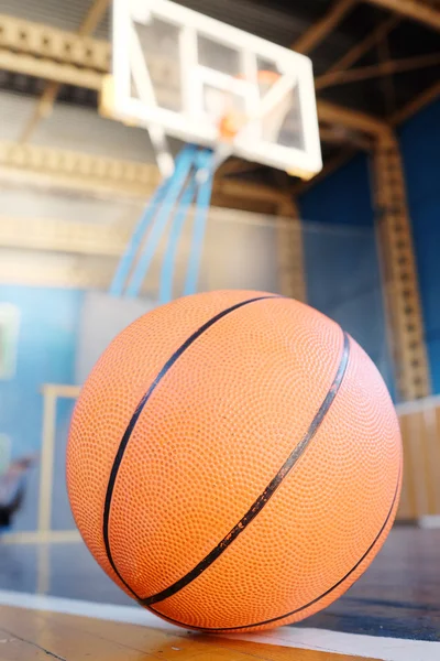 Laranja basquete no chão — Fotografia de Stock
