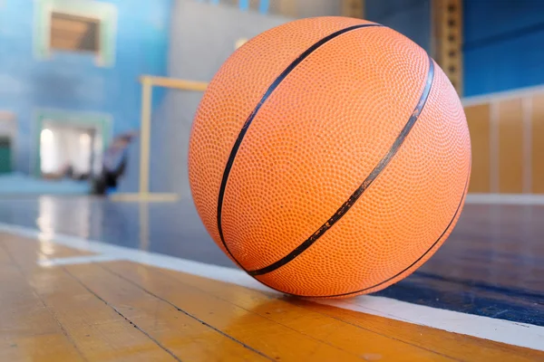 Pomarańczowy koszykówki na podłodze — Zdjęcie stockowe