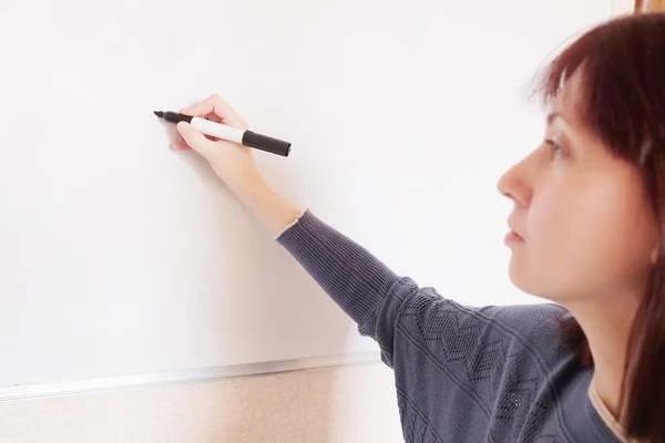 Student skriver på en bräda på ett seminarium — Stockfoto