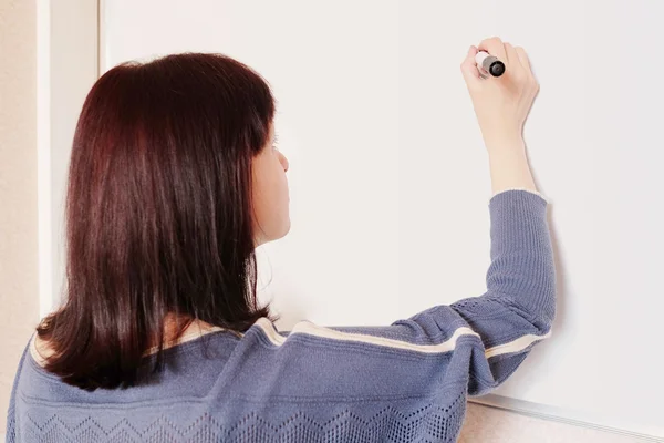 Studente scrive nel consiglio di amministrazione al seminario — Foto Stock