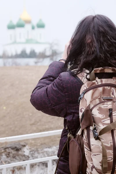 Wandelen vrouw houdt camera — Stockfoto