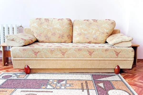 Удобный диван в номере — стоковое фото