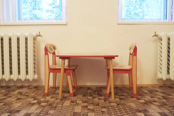 Kleine houten tafel en twee stoelen — Stockfoto