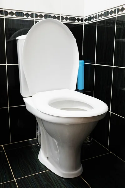 Biały ceramiczny WC — Zdjęcie stockowe