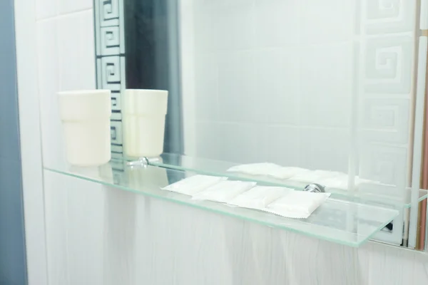 Модное зеркало в ванной комнате — стоковое фото