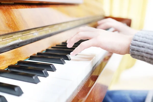 Piano com mãos de jogadores — Fotografia de Stock