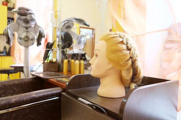 Mannequin\'s head with hairstyle