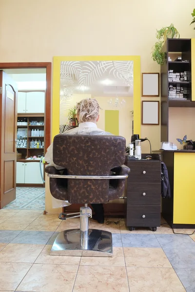 Окраска волос в салоне красоты — стоковое фото