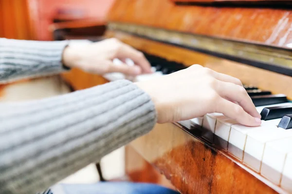 Piano com mãos de jogadores — Fotografia de Stock