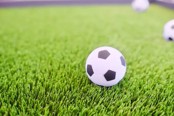 Pelotas de fútbol en el campo —  Fotos de Stock