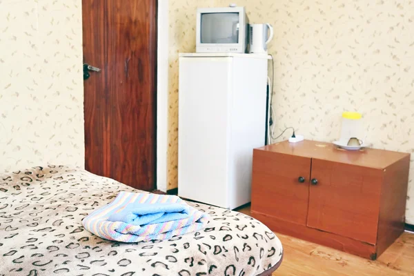 Interior del dormitorio en un motel — Foto de Stock