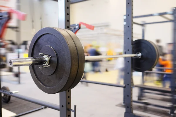 Barbell platen in de sportschool — Stockfoto