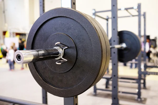 Skivstång plattor i gym — Stockfoto