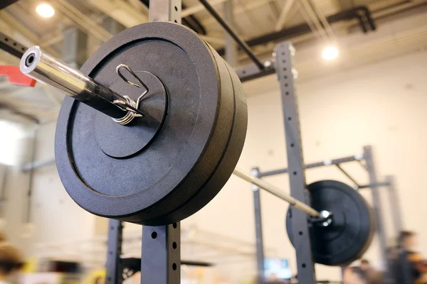 Barbell platen in de sportschool — Stockfoto