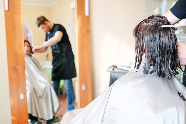 Salon fryzjerski Dokonywanie fryzura dla kobiety — Zdjęcie stockowe