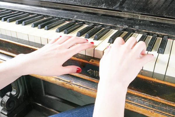 Piano com jogadores mãos femininas — Fotografia de Stock