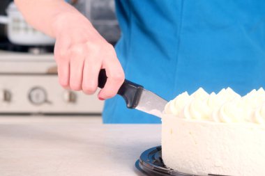 Kadın pastayı keser