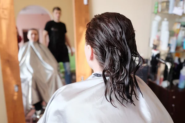 Femme dans un salon de beauté — Photo