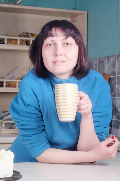 Портрет жінки з чашкою — стокове фото