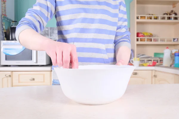 Mujer cocinando en la cocina —  Fotos de Stock