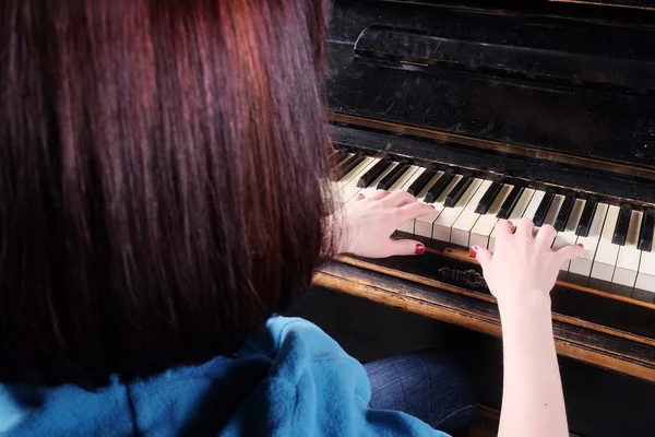 Piano com jogadores mãos femininas — Fotografia de Stock