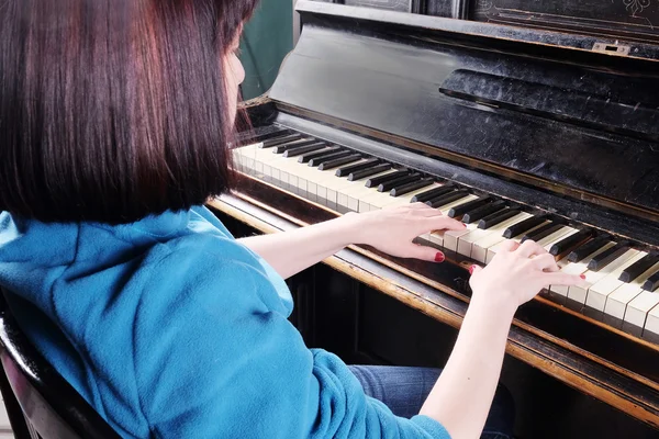 Piano com artista feminina — Fotografia de Stock