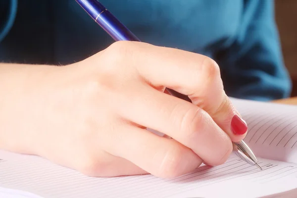 Hand med penna och anteckningsbok — Stockfoto