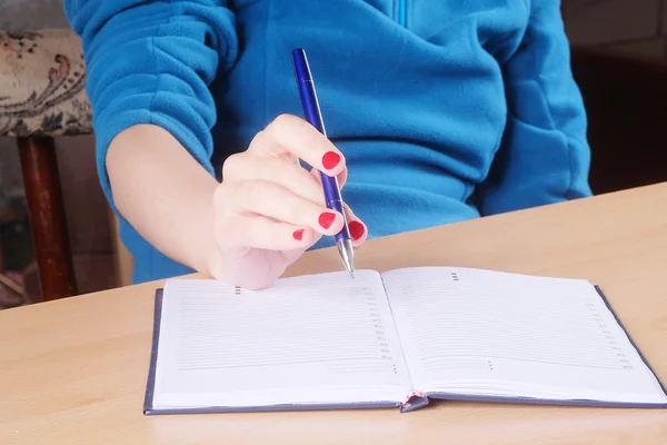 Hand mit Stift und Notizbuch — Stockfoto