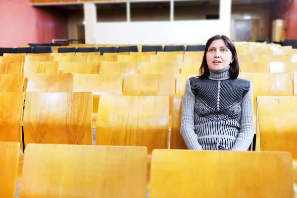 Frau sitzt im Retro-Kino — Stockfoto