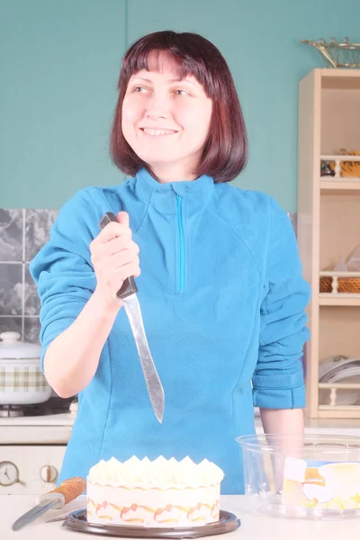 Усміхнена жінка з ножем — стокове фото