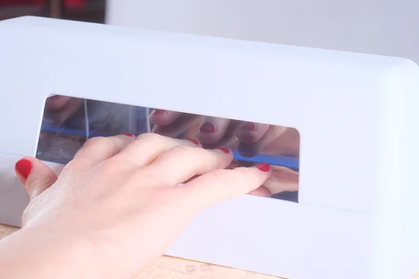 Drying  nails under UV lamp — Stock Photo, Image