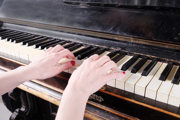 Piano com mãos femininas — Fotografia de Stock