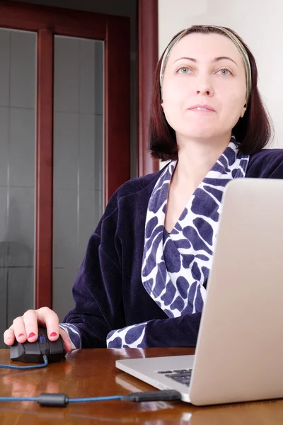 Mulher com laptop em casa — Fotografia de Stock