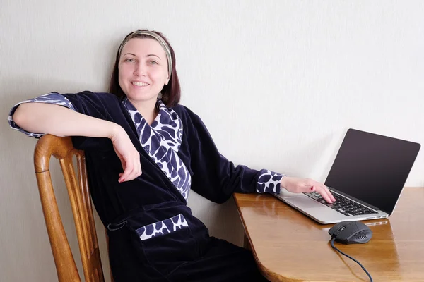 Woman with  laptop at home — Stock Photo, Image