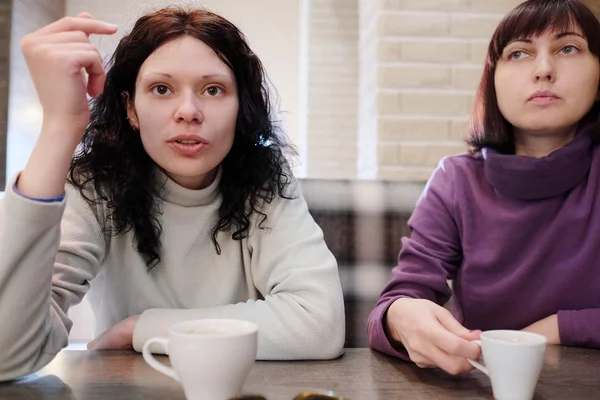 Mulheres amigas falando em um café — Fotografia de Stock