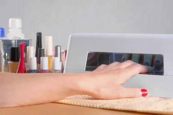 Drying  nails under UV lamp — Stock Photo, Image