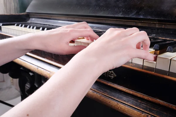 Piano à mains féminines — Photo