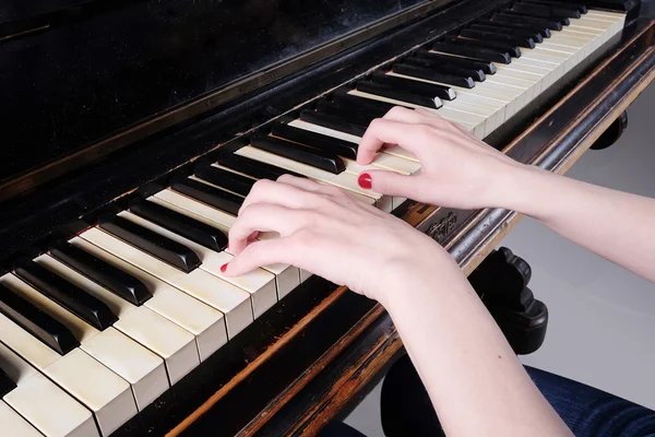 Piyano ile eller — Stok fotoğraf