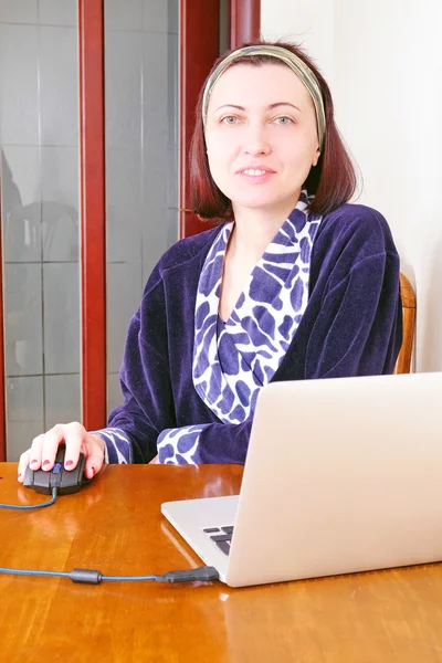 Mulher com laptop em casa — Fotografia de Stock
