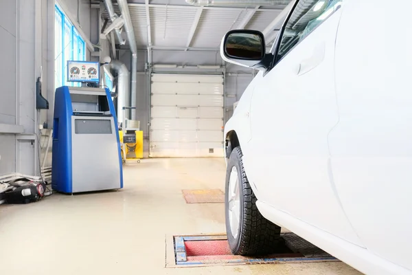 Auto in garage di riparazione — Foto Stock