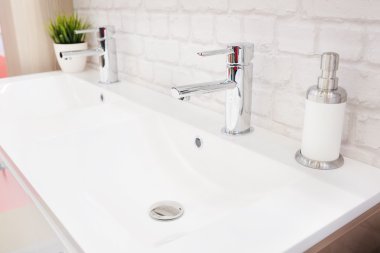 Modern bir banyo lavabo