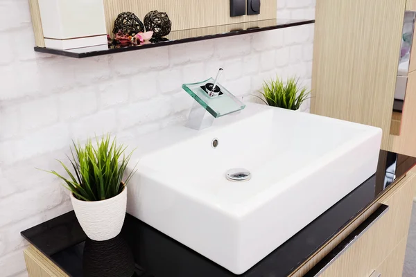 Weißes Luxus-Waschbecken — Stockfoto