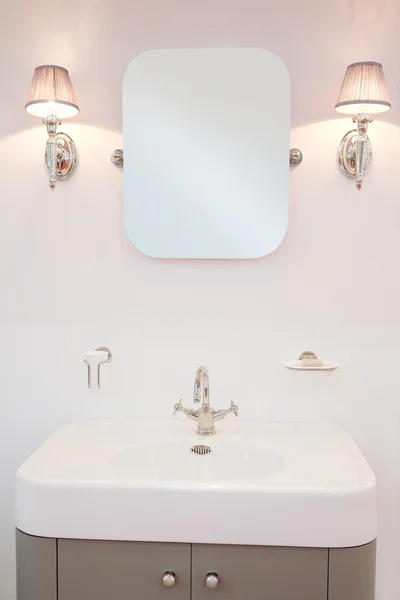 Дзеркало в розкішній ванній — стокове фото
