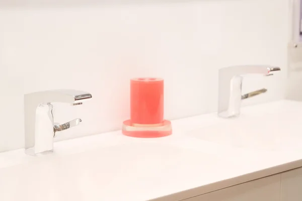 Moderno design del rubinetto cromato — Foto Stock