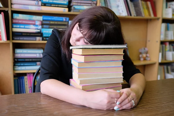 Menina estudante em uma biblioteca — Fotografia de Stock