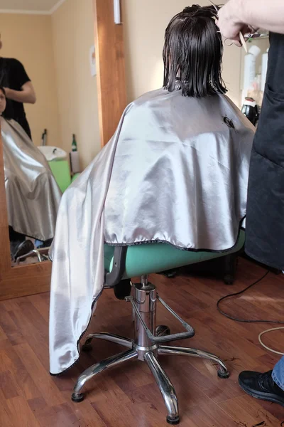 Cabeleireiro fazendo um corte de cabelo — Fotografia de Stock