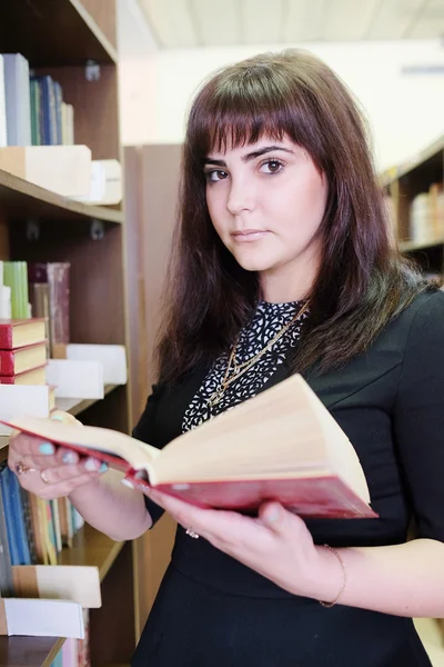 Chica estudiante en una biblioteca — Foto de Stock